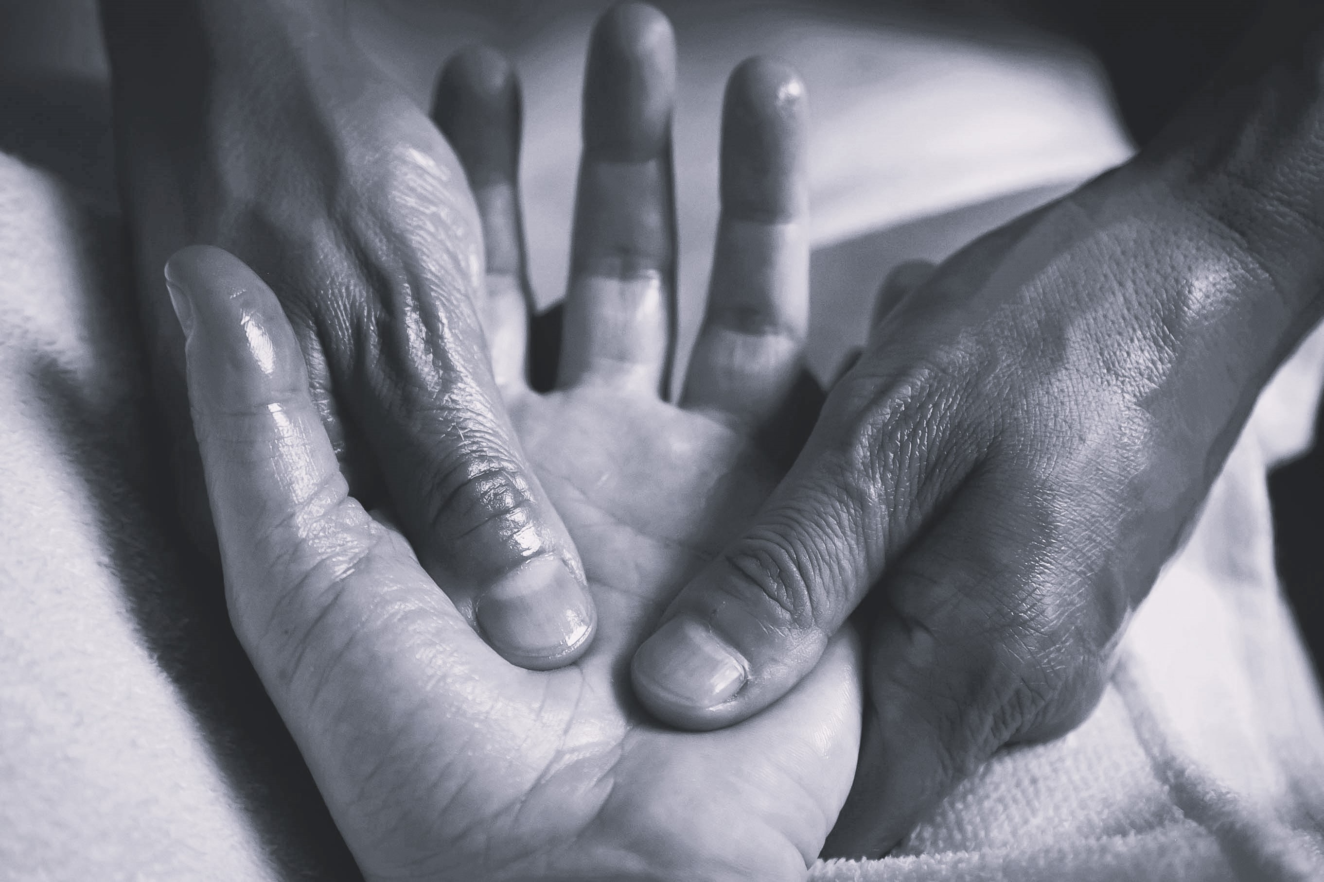 Geste énergétique en noir et blanc